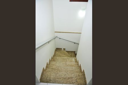 Casa à venda com 168m², 4 quartos e 4 vagasEscada Quartos