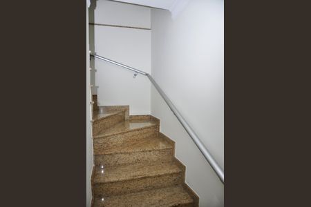 Casa à venda com 168m², 4 quartos e 4 vagasEscada Quartos