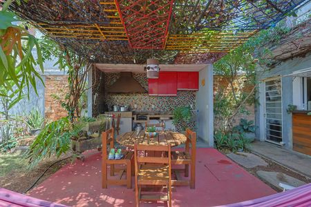 Casa à venda com 200m², 3 quartos e 2 vagas Casa à venda com 200m², 3 quartos e 2 vagasQuintal