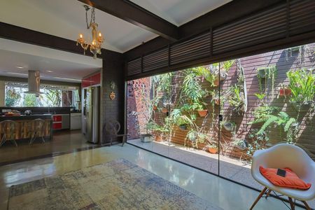 Casa à venda com 200m², 3 quartos e 2 vagas Casa à venda com 200m², 3 quartos e 2 vagasSala