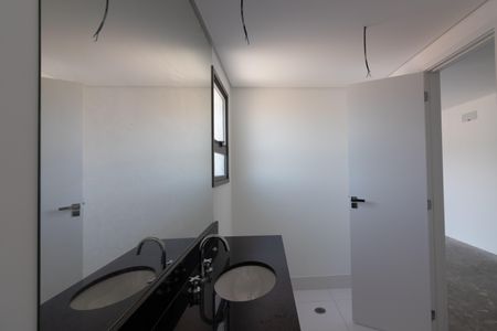 Apartamento à venda com 250m², 4 quartos e 4 vagas Apartamento à venda com 250m², 4 quartos e 4 vagasBanheiro da Suíte 4