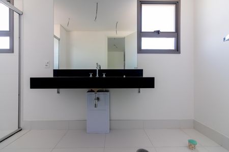 Apartamento à venda com 250m², 4 quartos e 4 vagas Apartamento à venda com 250m², 4 quartos e 4 vagasBanheiro da Suíte 4