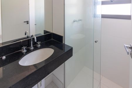 Apartamento à venda com 250m², 4 quartos e 4 vagas Apartamento à venda com 250m², 4 quartos e 4 vagasBanheiro da Suíte 1
