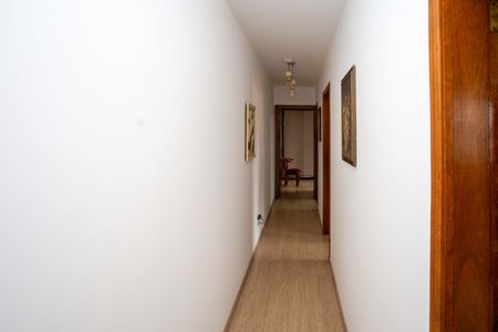 Casa à venda com 210m², 4 quartos e 2 vagasCorredor