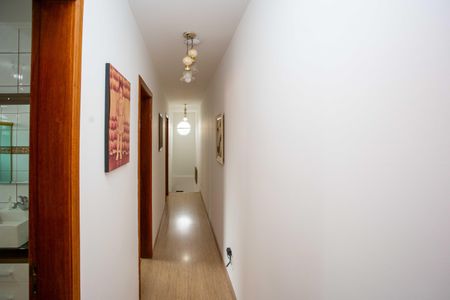 Casa à venda com 210m², 4 quartos e 2 vagasCorredor