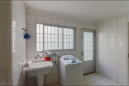 Casa à venda com 235m², 6 quartos e 2 vagas Casa à venda com 235m², 6 quartos e 2 vagasÁrea de Serviço