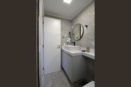 Banheiro Social de kitnet/studio à venda com 1 quarto, 33m² em Indianópolis, São Paulo