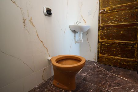 Banheiro de kitnet/studio para alugar com 1 quarto, 44m² em Medianeira, Porto Alegre