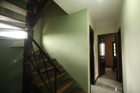 Casa de condomínio à venda com 121m², 3 quartos e 2 vagasEscada - Corredor