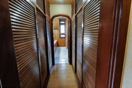 Casa à venda com 984m², 7 quartos e 14 vagas Casa à venda com 984m², 7 quartos e 14 vagasCloset da suíte 1