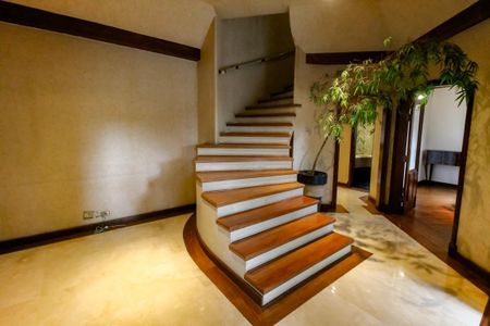 Casa à venda com 984m², 7 quartos e 14 vagas Casa à venda com 984m², 7 quartos e 14 vagasEscada acesso quartos