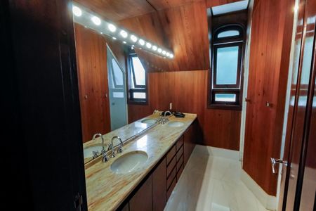 Casa à venda com 984m², 7 quartos e 14 vagas Casa à venda com 984m², 7 quartos e 14 vagasBanheiro da Suíte 1