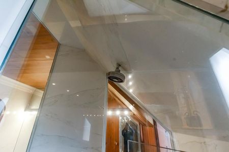 Casa à venda com 984m², 7 quartos e 14 vagas Casa à venda com 984m², 7 quartos e 14 vagasBanheiro da Suíte 1 - chuveiro