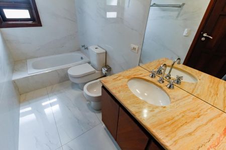 Casa à venda com 984m², 7 quartos e 14 vagas Casa à venda com 984m², 7 quartos e 14 vagasBanheiro da Suíte 3