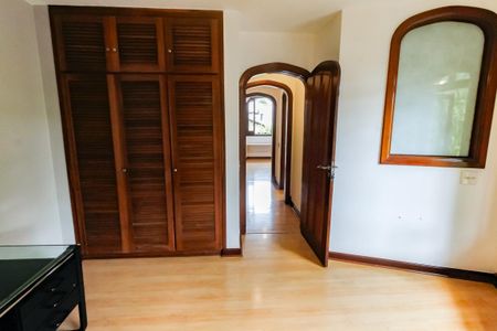 Casa à venda com 984m², 7 quartos e 14 vagas Casa à venda com 984m², 7 quartos e 14 vagasQuarto 1 - Armários