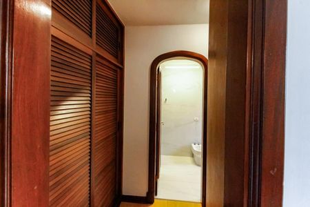 Casa à venda com 984m², 7 quartos e 14 vagas Casa à venda com 984m², 7 quartos e 14 vagasCloset da suíte 2