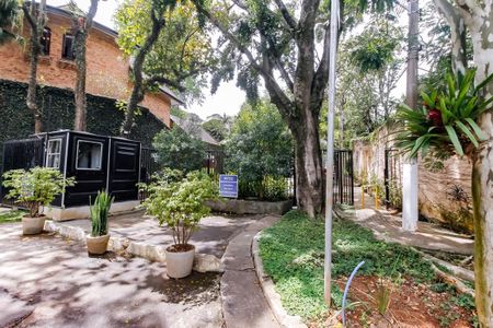 Casa à venda com 984m², 7 quartos e 14 vagas Casa à venda com 984m², 7 quartos e 14 vagasEntrada da Rua