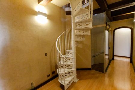 Casa à venda com 984m², 7 quartos e 14 vagas Casa à venda com 984m², 7 quartos e 14 vagasEscada acesso