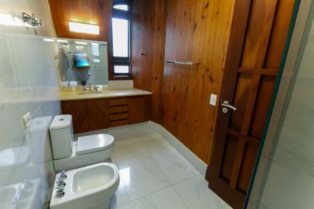 Casa à venda com 984m², 7 quartos e 14 vagas Casa à venda com 984m², 7 quartos e 14 vagasBanheiro da Suíte 2
