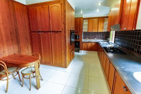 Casa à venda com 984m², 7 quartos e 14 vagas Casa à venda com 984m², 7 quartos e 14 vagasCozinha