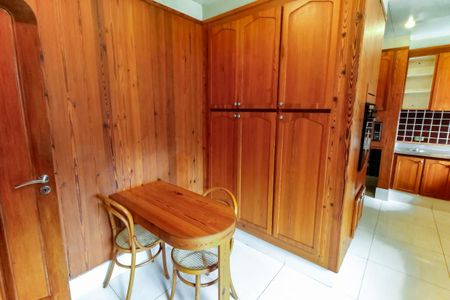 Casa à venda com 984m², 7 quartos e 14 vagas Casa à venda com 984m², 7 quartos e 14 vagasCozinha