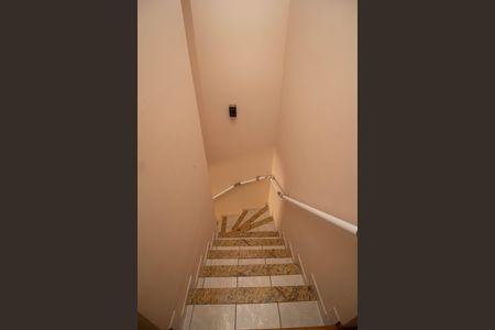 Casa para alugar com 115m², 2 quartos e 2 vagasEscada