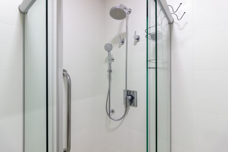 Banheiro de kitnet/studio para alugar com 1 quarto, 21m² em Paraíso, São Paulo