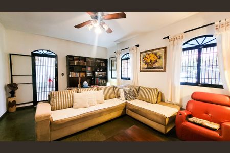 Casa à venda com 299m², 4 quartos e 4 vagas Casa à venda com 299m², 4 quartos e 4 vagasSala