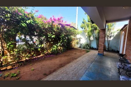 Casa à venda com 299m², 4 quartos e 4 vagas Casa à venda com 299m², 4 quartos e 4 vagasGaragem