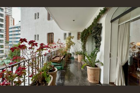 Apartamento à venda com 360m², 3 quartos e 2 vagas Apartamento à venda com 360m², 3 quartos e 2 vagasVaranda