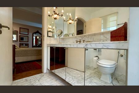 Apartamento à venda com 360m², 3 quartos e 2 vagas Apartamento à venda com 360m², 3 quartos e 2 vagasBanheiro da Suíte 2