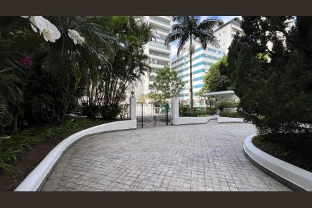 Apartamento à venda com 360m², 3 quartos e 2 vagas Apartamento à venda com 360m², 3 quartos e 2 vagasEntrada