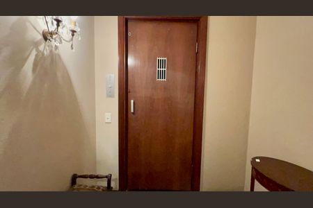 Apartamento à venda com 360m², 3 quartos e 2 vagas Apartamento à venda com 360m², 3 quartos e 2 vagasHall de Entrada