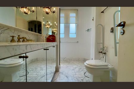 Apartamento à venda com 360m², 3 quartos e 2 vagas Apartamento à venda com 360m², 3 quartos e 2 vagasBanheiro da Suíte 2