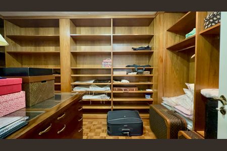 Apartamento à venda com 360m², 3 quartos e 2 vagas Apartamento à venda com 360m², 3 quartos e 2 vagasCloset da suíte 2