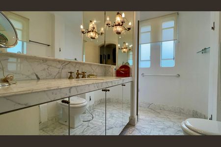 Apartamento à venda com 360m², 3 quartos e 2 vagas Apartamento à venda com 360m², 3 quartos e 2 vagasBanheiro da Suíte 2