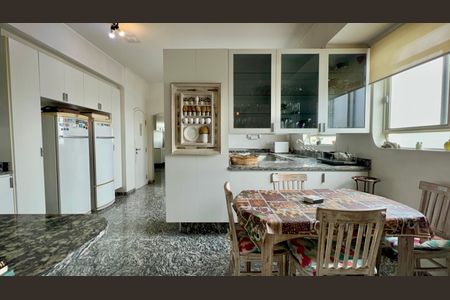 Apartamento à venda com 360m², 3 quartos e 2 vagas Apartamento à venda com 360m², 3 quartos e 2 vagasCopa