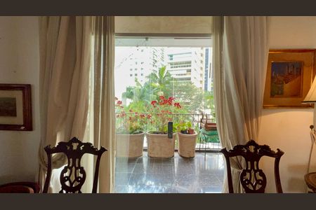 Apartamento à venda com 360m², 3 quartos e 2 vagas Apartamento à venda com 360m², 3 quartos e 2 vagasVaranda