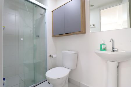 Banheiro de apartamento para alugar com 1 quarto, 32m² em Parque Industrial Tomas Edson, São Paulo