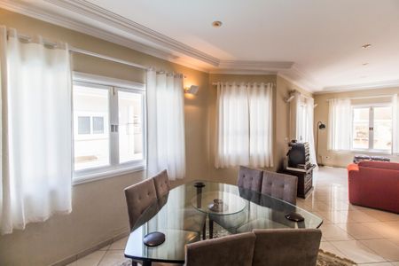 Casa de condomínio à venda com 300m², 4 quartos e 4 vagas Casa de condomínio à venda com 300m², 4 quartos e 4 vagasSala