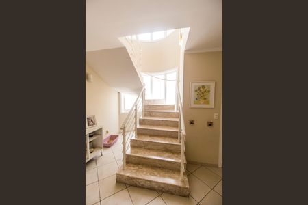 Casa de condomínio à venda com 300m², 4 quartos e 4 vagas Casa de condomínio à venda com 300m², 4 quartos e 4 vagasEscada