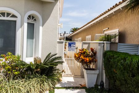 Casa de condomínio à venda com 300m², 4 quartos e 4 vagas Casa de condomínio à venda com 300m², 4 quartos e 4 vagasPlaca