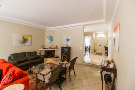 Casa de condomínio à venda com 300m², 4 quartos e 4 vagas Casa de condomínio à venda com 300m², 4 quartos e 4 vagasSala