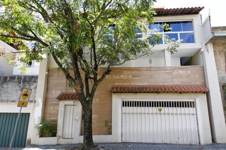 Casa à venda com 640m², 8 quartos e 2 vagasFachada