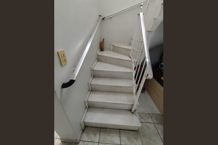 Casa à venda com 184m², 5 quartos e 2 vagas Casa à venda com 184m², 5 quartos e 2 vagasEscada