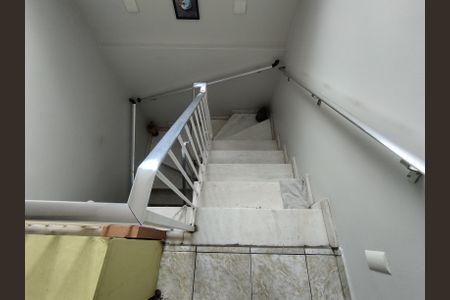 Casa à venda com 184m², 5 quartos e 2 vagas Casa à venda com 184m², 5 quartos e 2 vagasEscada