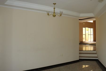 Casa de condomínio para alugar com 320m², 5 quartos e 4 vagasSala 1