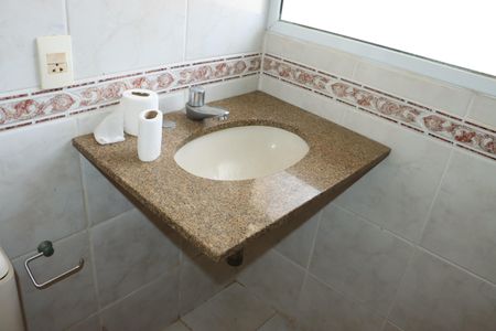 Casa de condomínio para alugar com 320m², 5 quartos e 4 vagasBanheiro da Área Externa