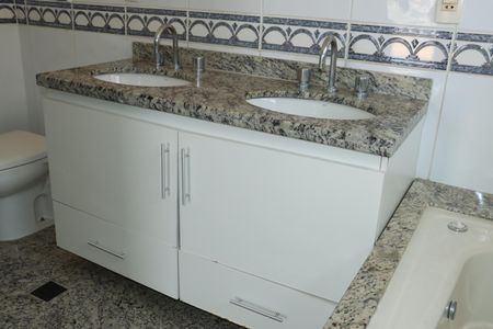 Casa de condomínio para alugar com 320m², 5 quartos e 4 vagasBanheiro da Suíte 5