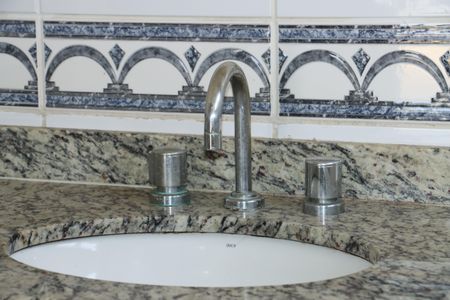 Casa de condomínio para alugar com 320m², 5 quartos e 4 vagasBanheiro da Suíte 5